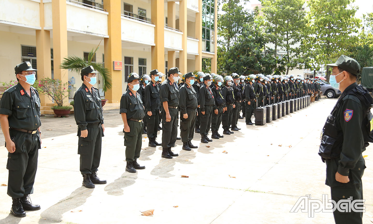 Lực lượng CSCĐ đưa lực lượng về TX.Cai Lậy.