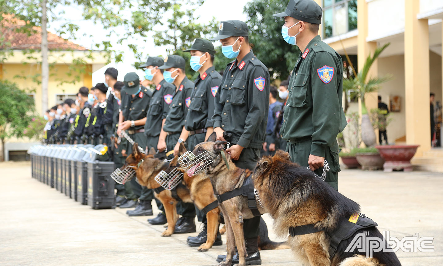 Lực lượng CSCĐ trang bị đầy đủ trấn áp tội phạm.