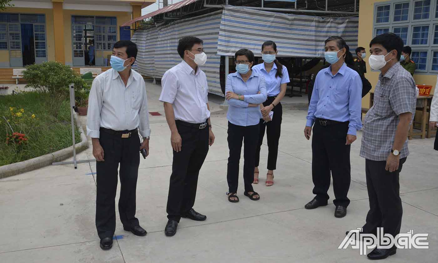 BCĐ tỉnh đến kiểm tra tại Khu cách ly tập trung tại Trường Tiểu học Hậu Thành, huyện Cái Bè.