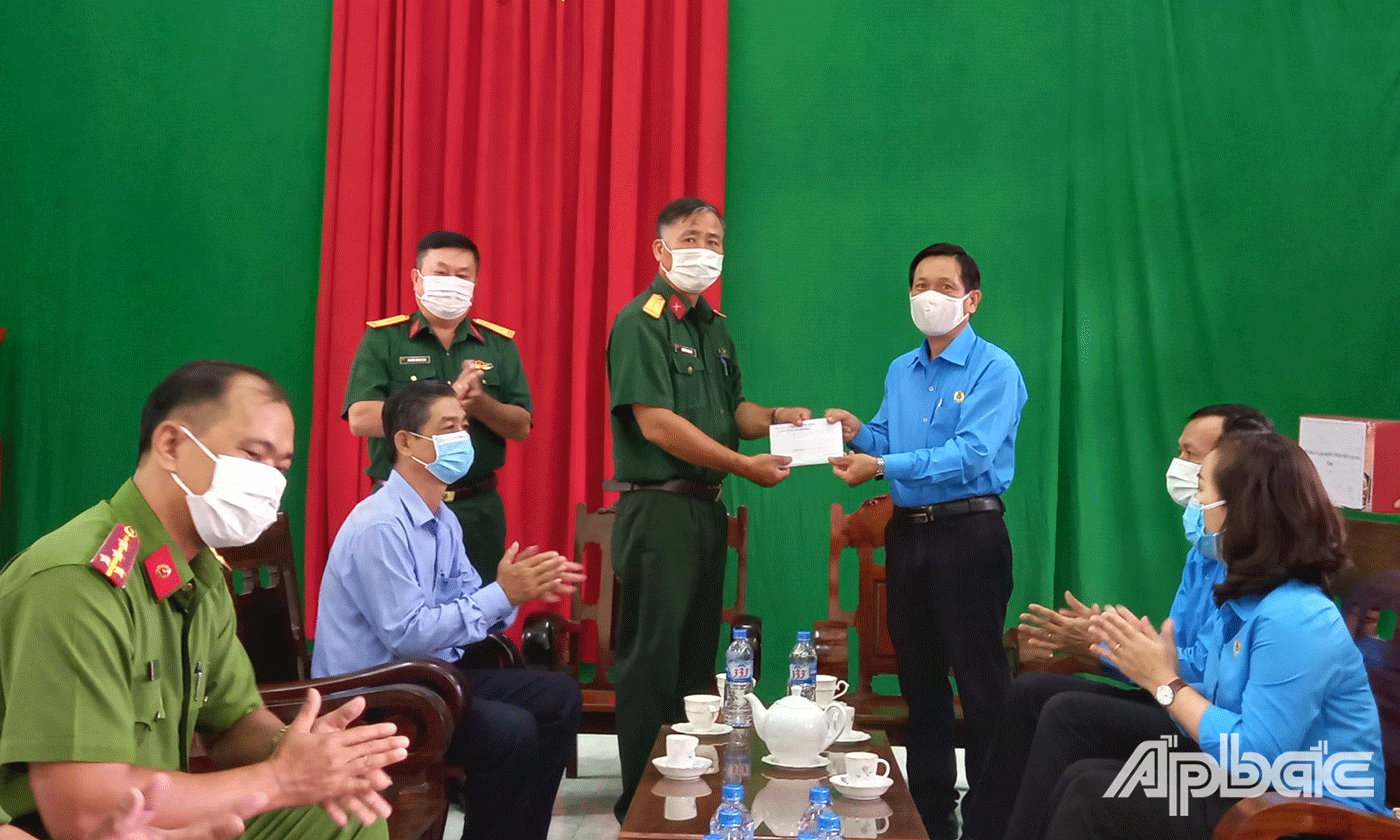 Đồng chí Lê Minh Hùng Chủ tịch LĐLĐ tỉnh Tiền Giang tặng quà hỗ trợ cho Khu cách ly số 1, Tiểu đoàn Ấp Bắc