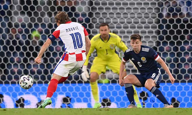 Modric lập siêu phẩm để đời vào lưới Scotland. Ảnh Getty Images