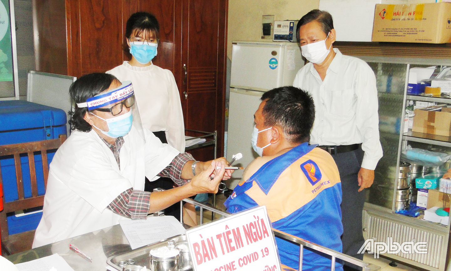 Tiêm ngừa cho nhân viên Công ty xăng dầu Tiền Giang