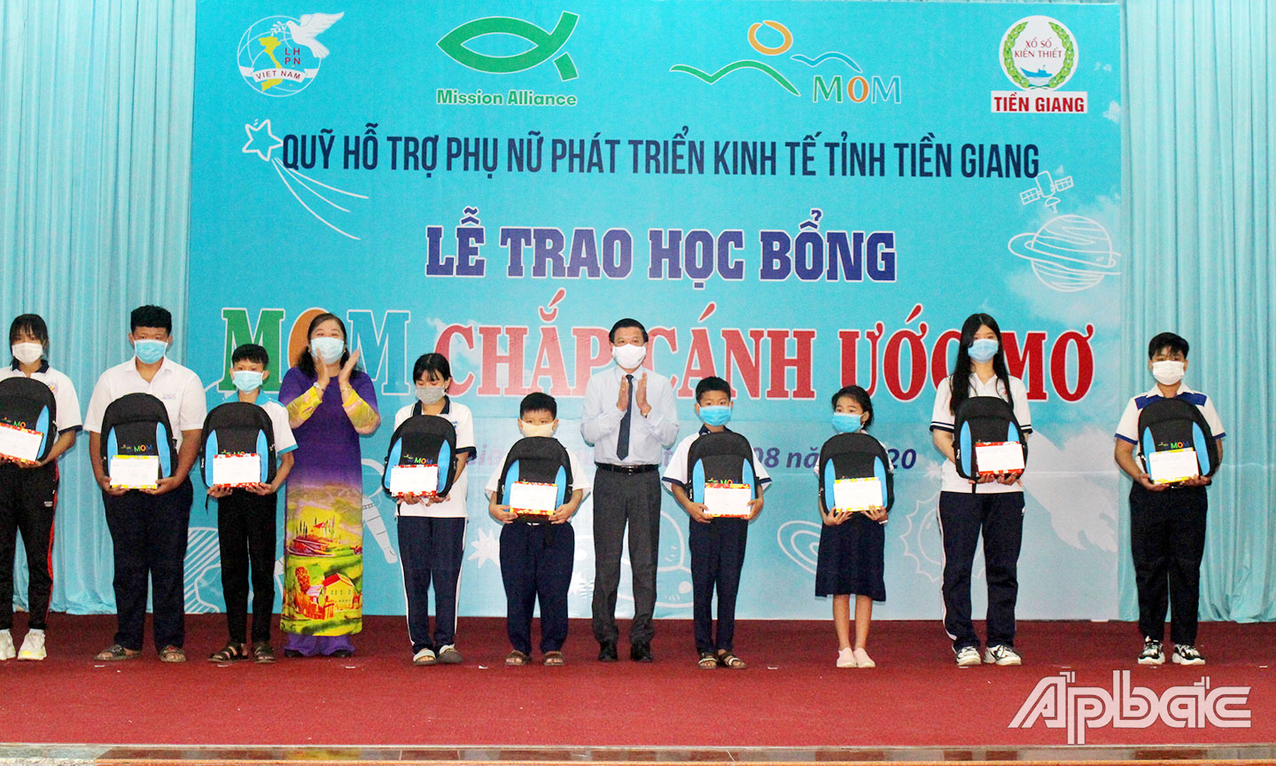 Quỹ MOM trao tặng học bổng cho học sinh nghèo vượt khó, học tốt của tỉnh Tiền Giang (ảnh chụp năm 2020).      Ảnh: LÊ MINH