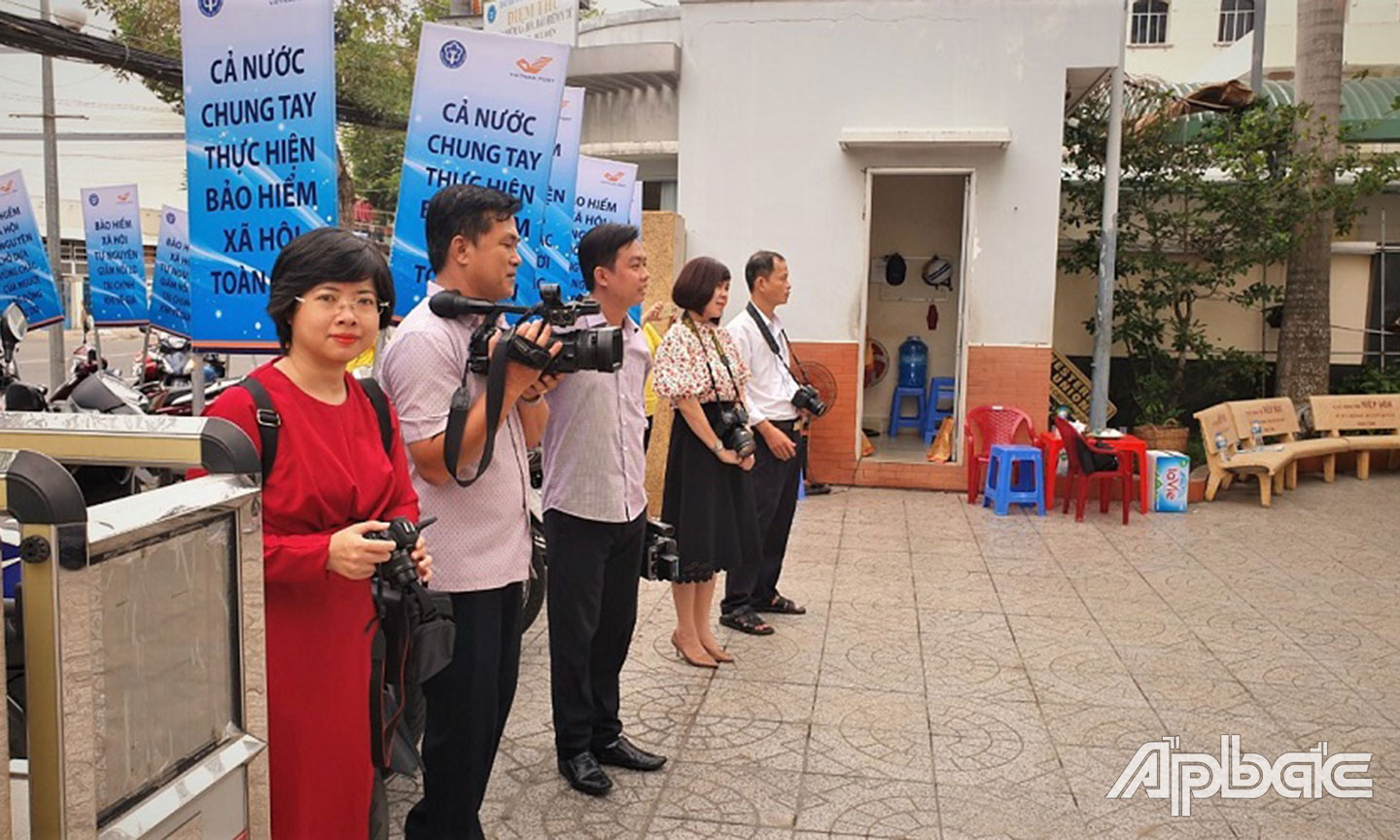 Phóng viên  báo, đài  địa phương luôn đồng hành với  cơ quan BHXH tỉnh  trong các sự kiện (Ảnh chụp Lễ ra quân vận động, triển khai BHXH toàn dân ngày 23-5-2020).