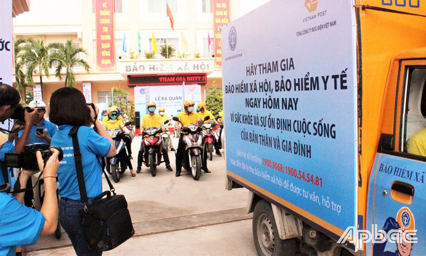 Phóng viên tác nghiệp ghi lại những hình ảnh trong Lễ ra quân ngày 11-7-2020 hưởng ứng Ngày Bảo hiểm y tế Việt Nam 1-7.