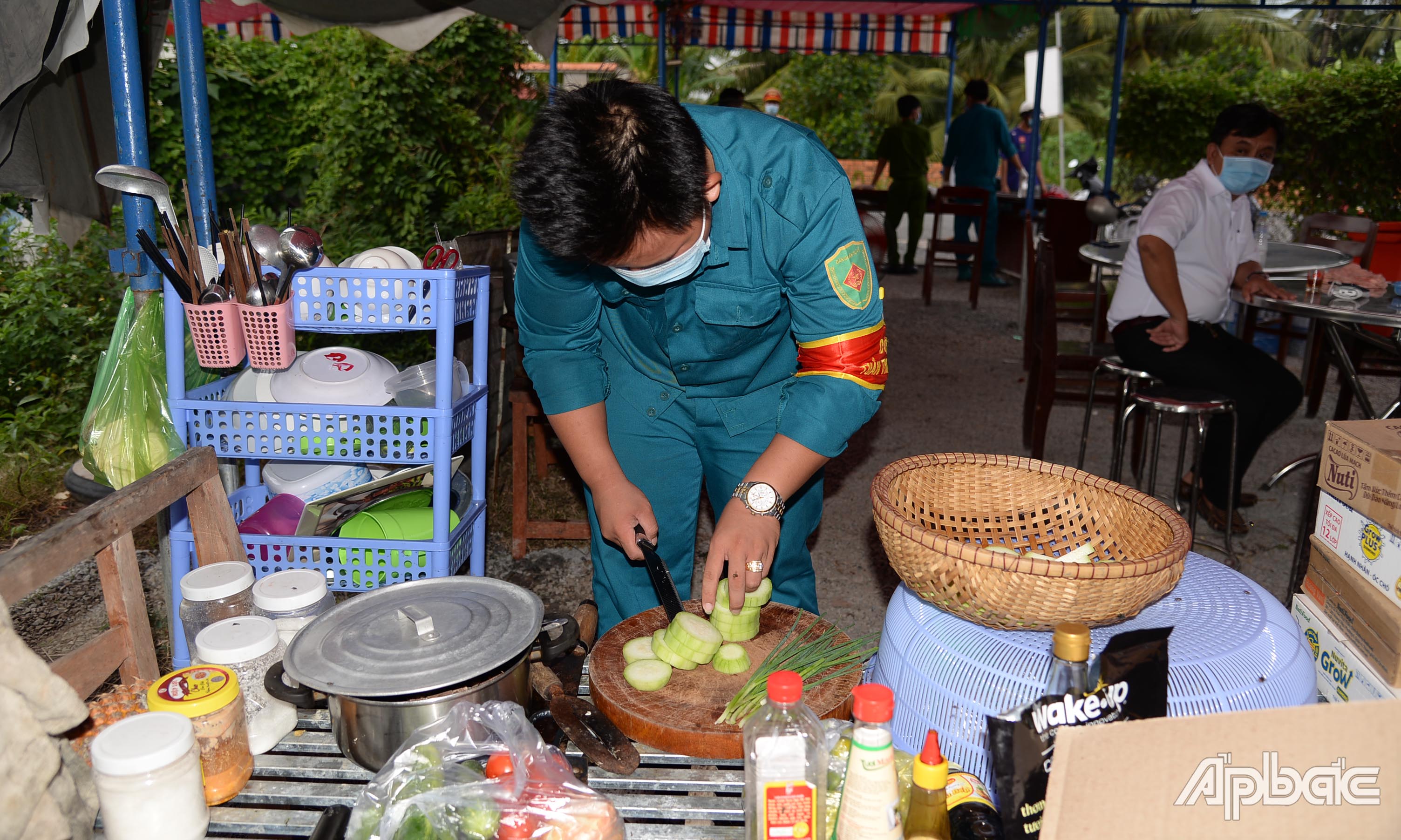Lực lượng làm nhiệm vụ tại Chốt kiểm soát dịch Covid-19 xã Phú Mỹ chuẩn bị bữa cơm chiều.