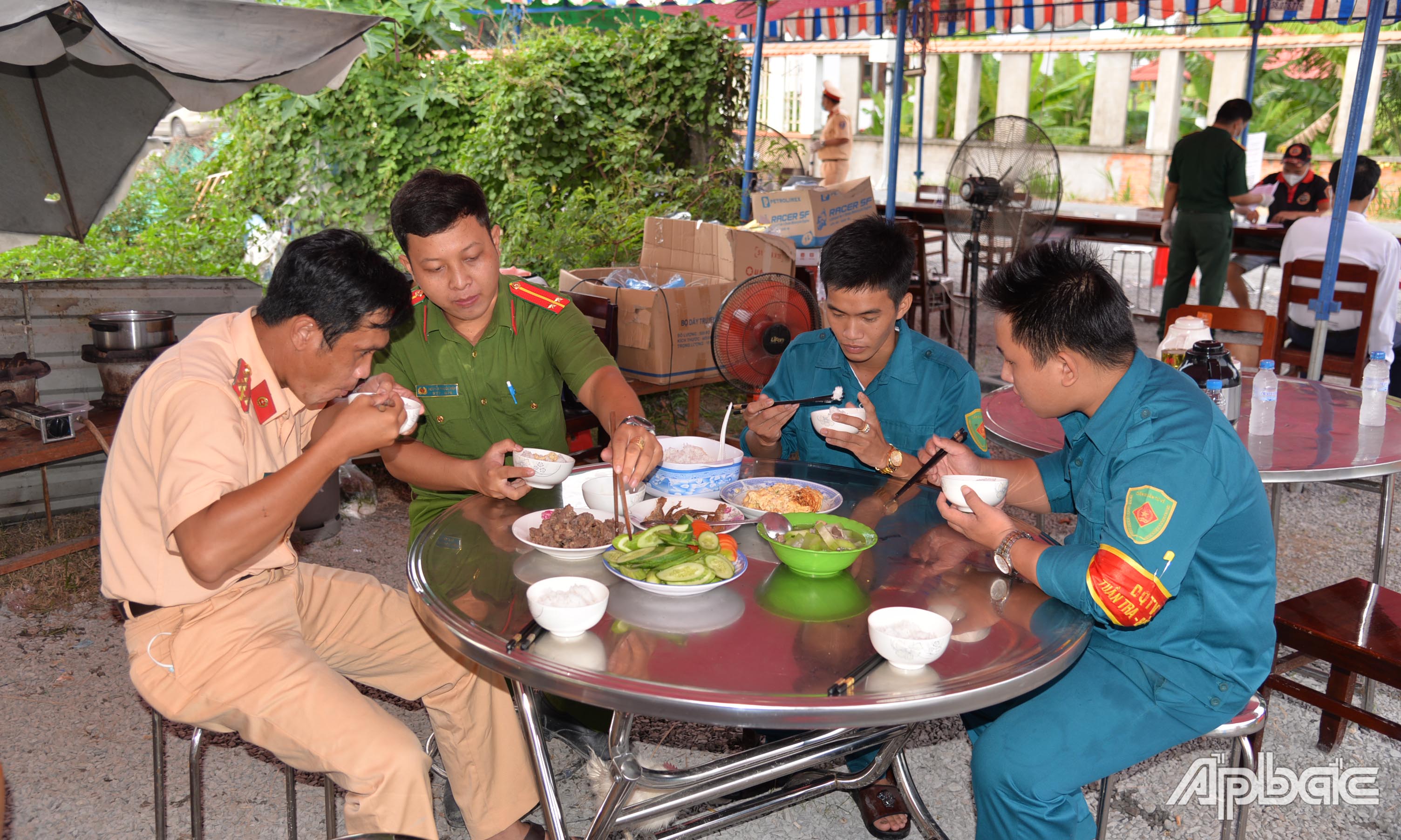 Lực lượng làm nhiệm vụ dùng vội bữa cơm chiều để thay nhanh chóng thay ca cho các thành viên khác vào ăn cơm.