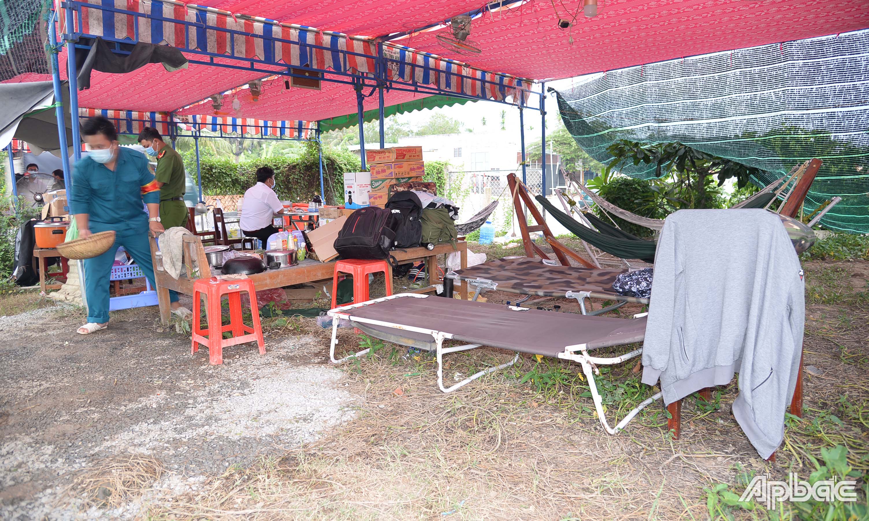 Chỗ nghỉ của lực lượng làm nhiệm vụ tại Chốt kiểm soát dịch Covid-19 xã Phú Mỹ là khu vực được che rạp, bố trí một vài chiếc ghế bố và võng. Vượt qua khó khăn về thời tiết, mũi chích họ vẫn nỗ lực hoàn thành tốt nhiệm vụ được giao.