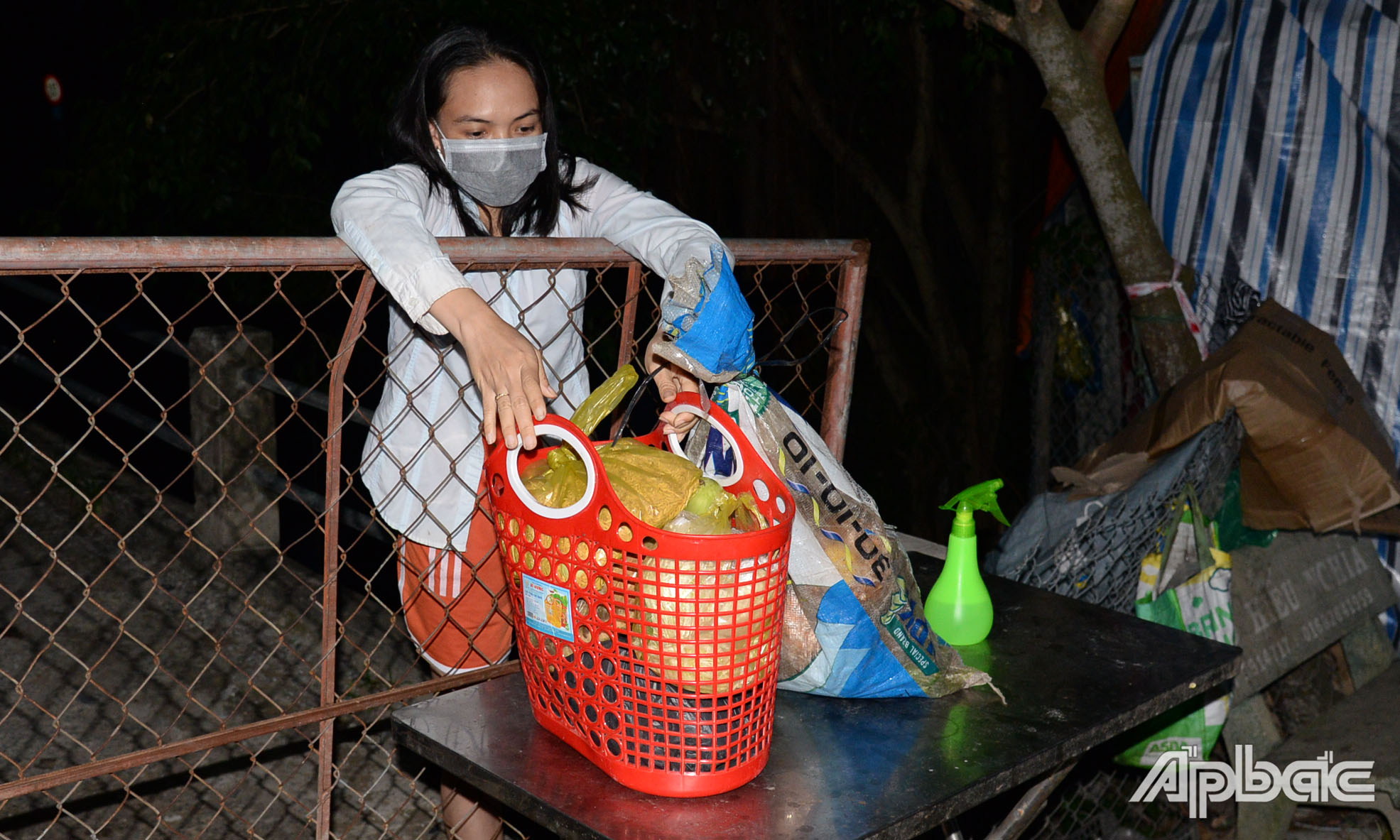 Người dân trong vùng bị phong tỏa nhận đồ từ người thân gửi vào.