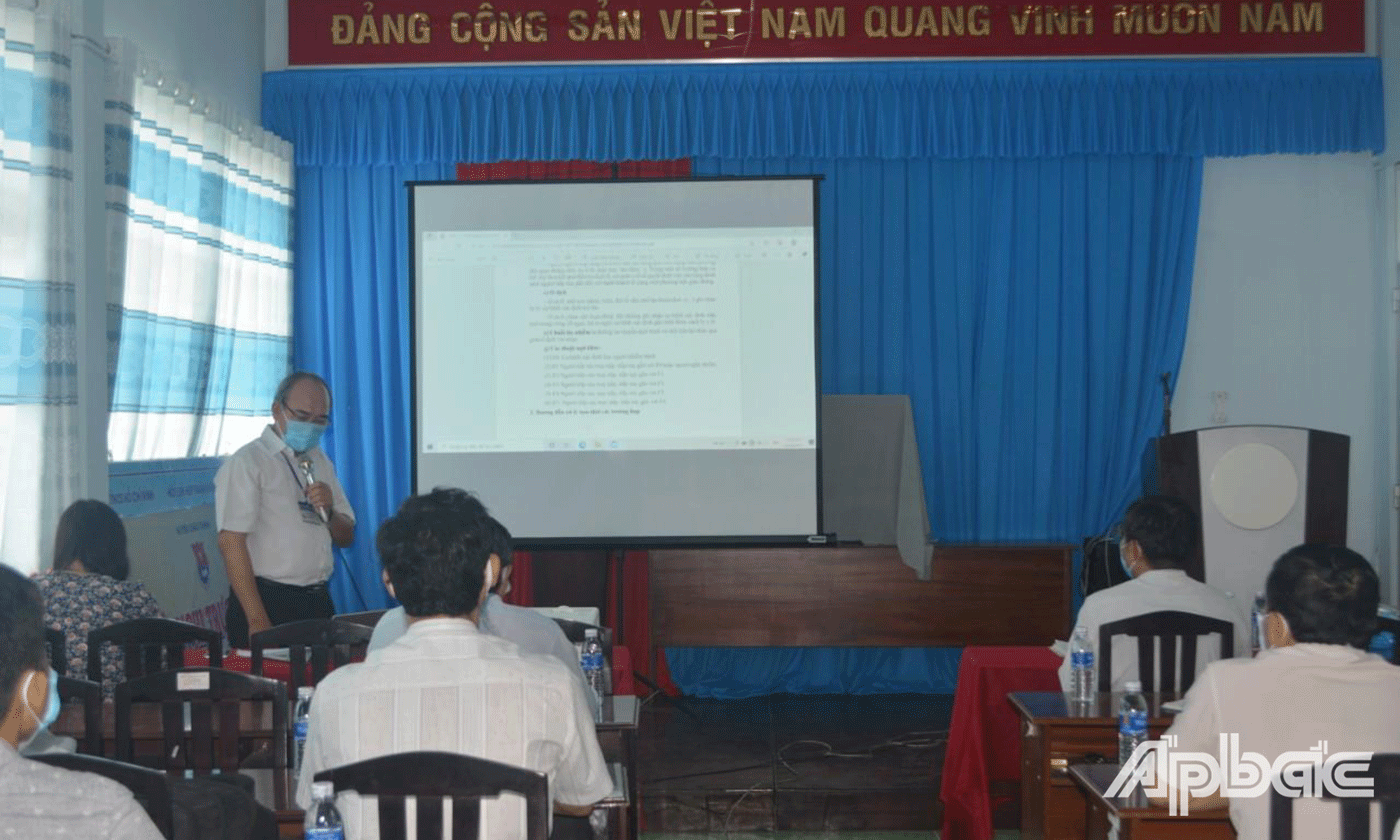 Bác sĩ Phan Thanh Dũng, phụ trách khoa Kiểm soát bệnh tật, Trung tâm y tế huyện Châu Thành thông tin khái quát về tình hình dịch Covid-19 trên địa bàn huyện, nhất là tại khu công nghiệp Tân Hương; hướng dẫn tạm thời giám sát và phòng chống dịch Covid-19