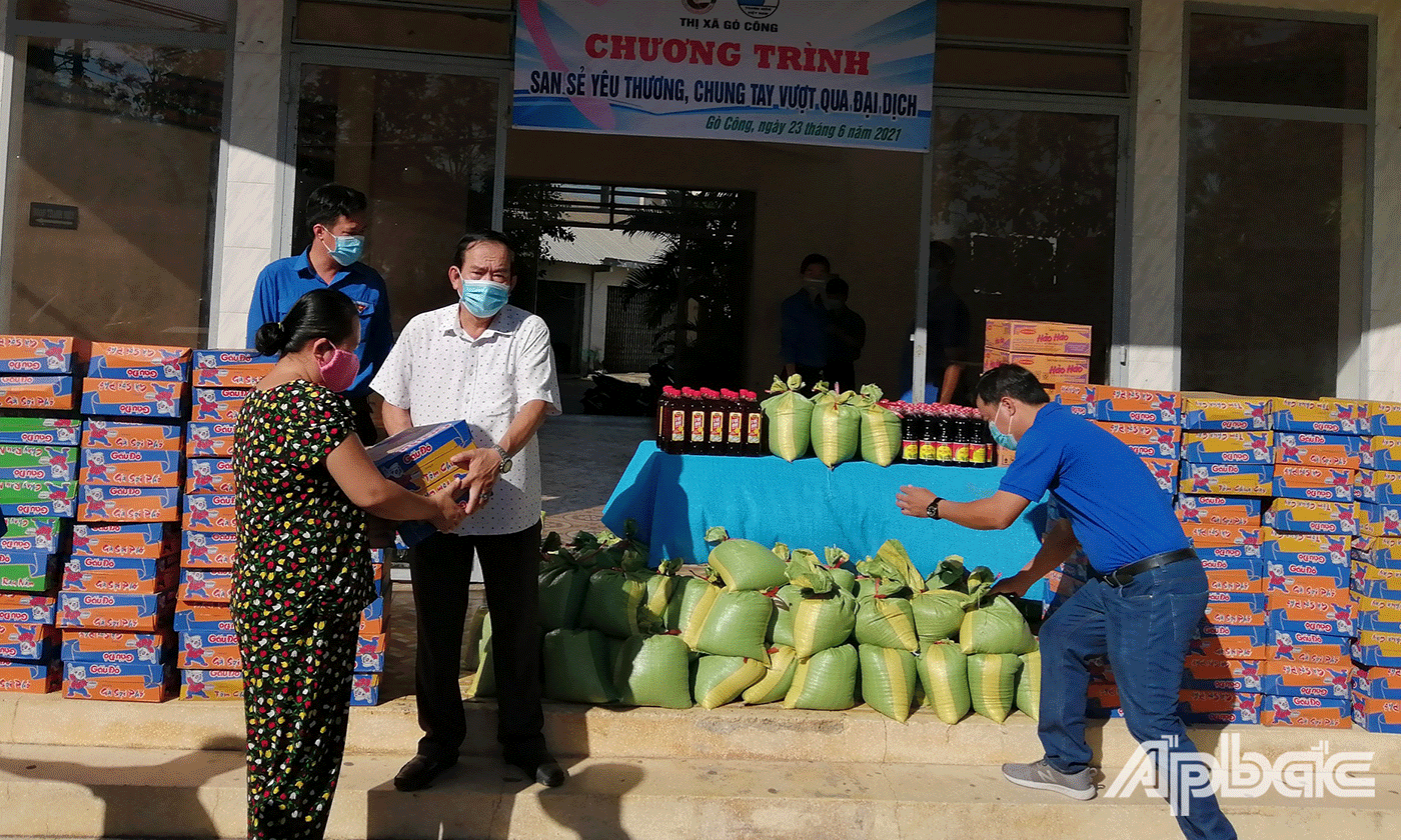 Chương trình “San sẻ yêu thương, chung tay vượt qua đại dịch” hỗ trợ một phần khó khăn cho những người bán vé số bị ảnh hưởng do dịch bệnh