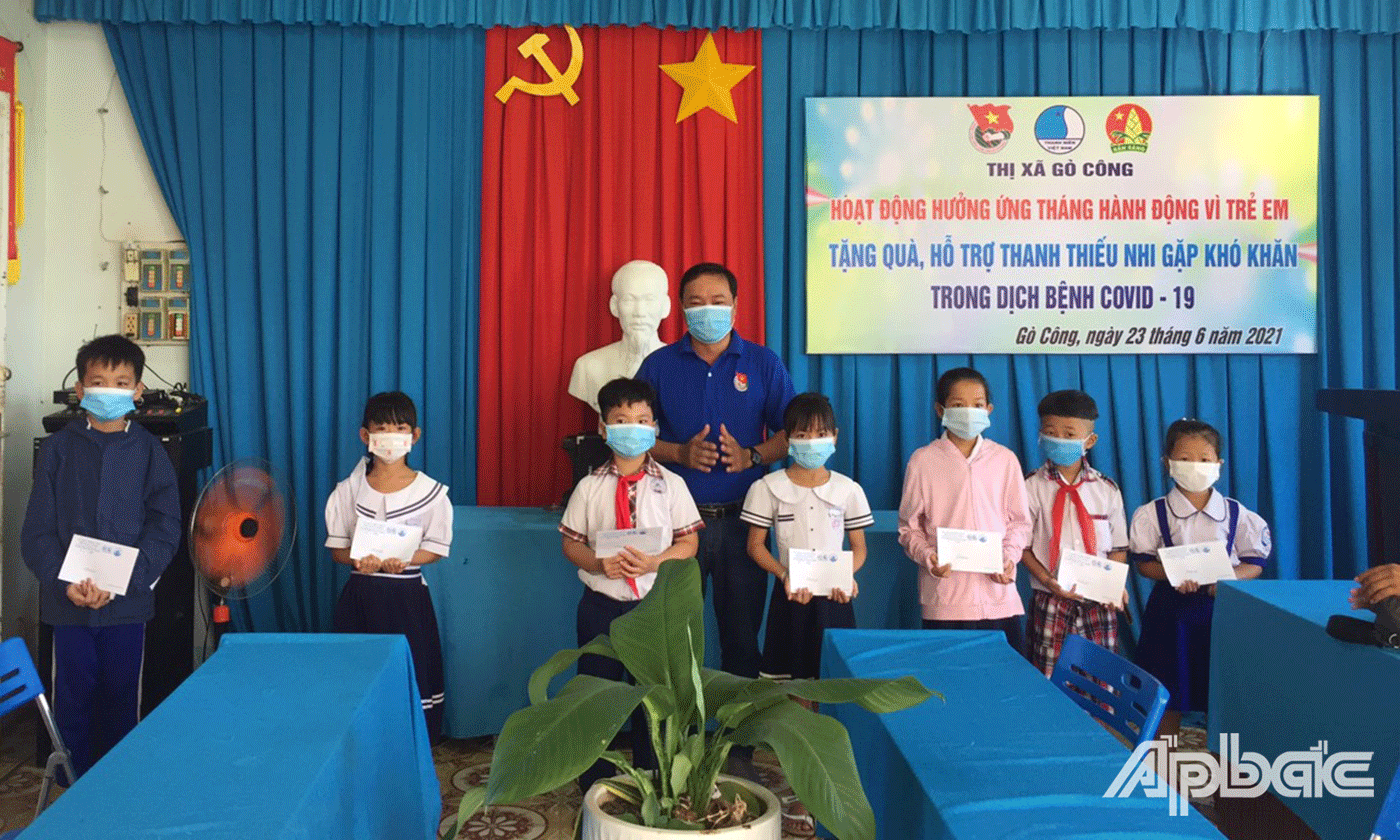 các em thiếu nhi, có hoàn cảnh khó khăn trên địa bàn thị xã Gò Công nhận quà