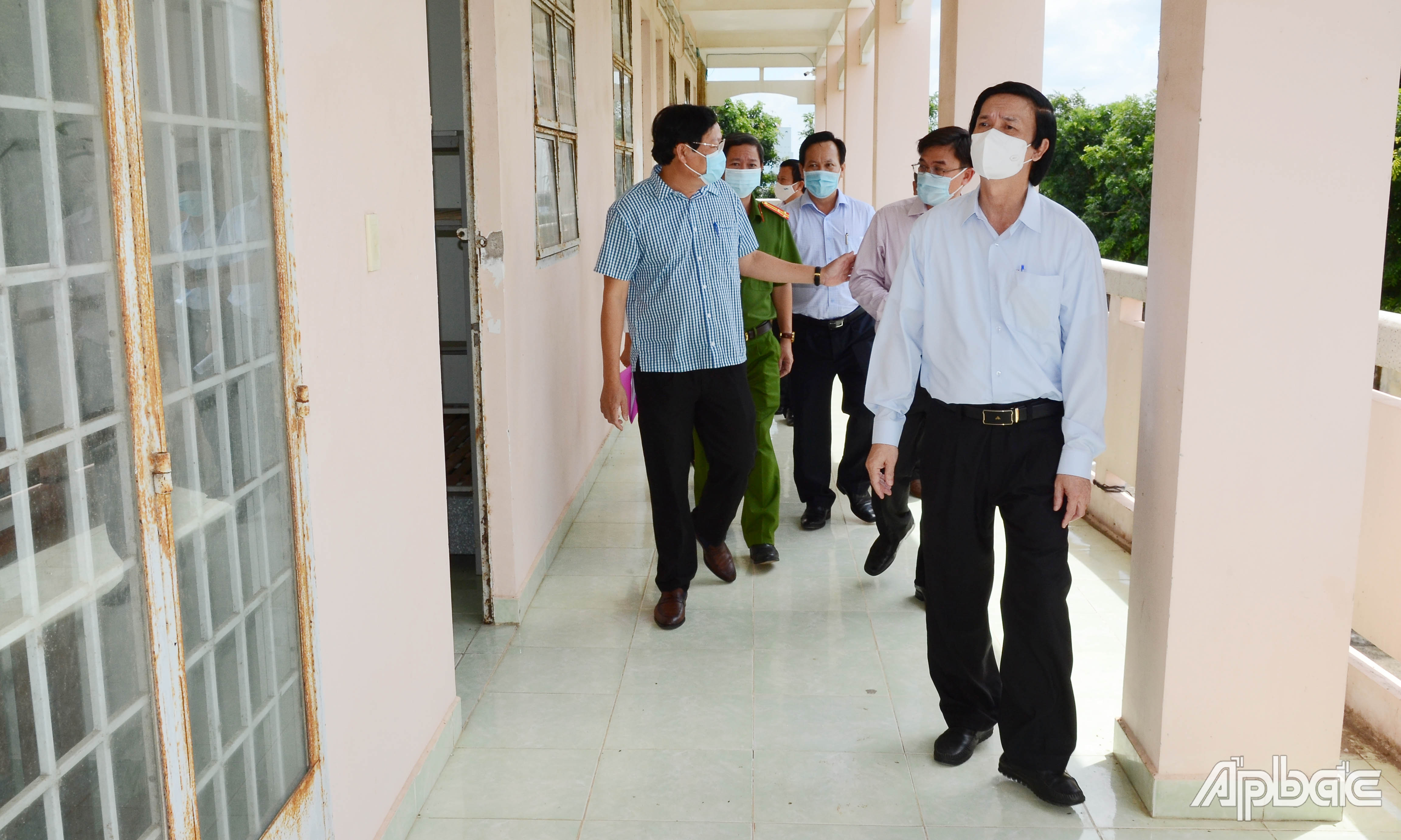 Đồng chí Nguyễn Văn Danh kiểm tra tại khu cách ly tập trung tại Trường Trung cấp Gò Công.