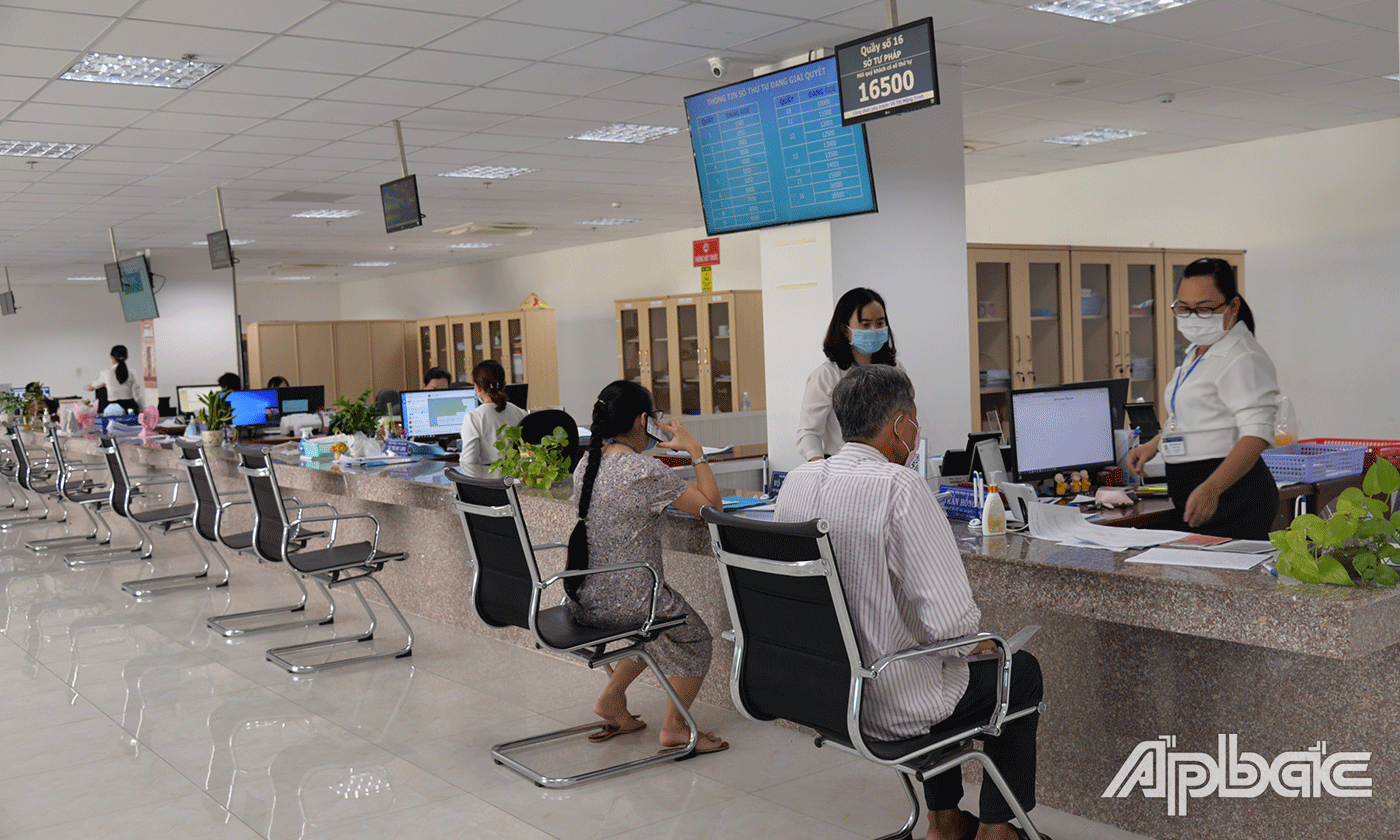 Người dân làm TTHC tại Trung tân phục vụ hành chính công tỉnh Tiền Giang.