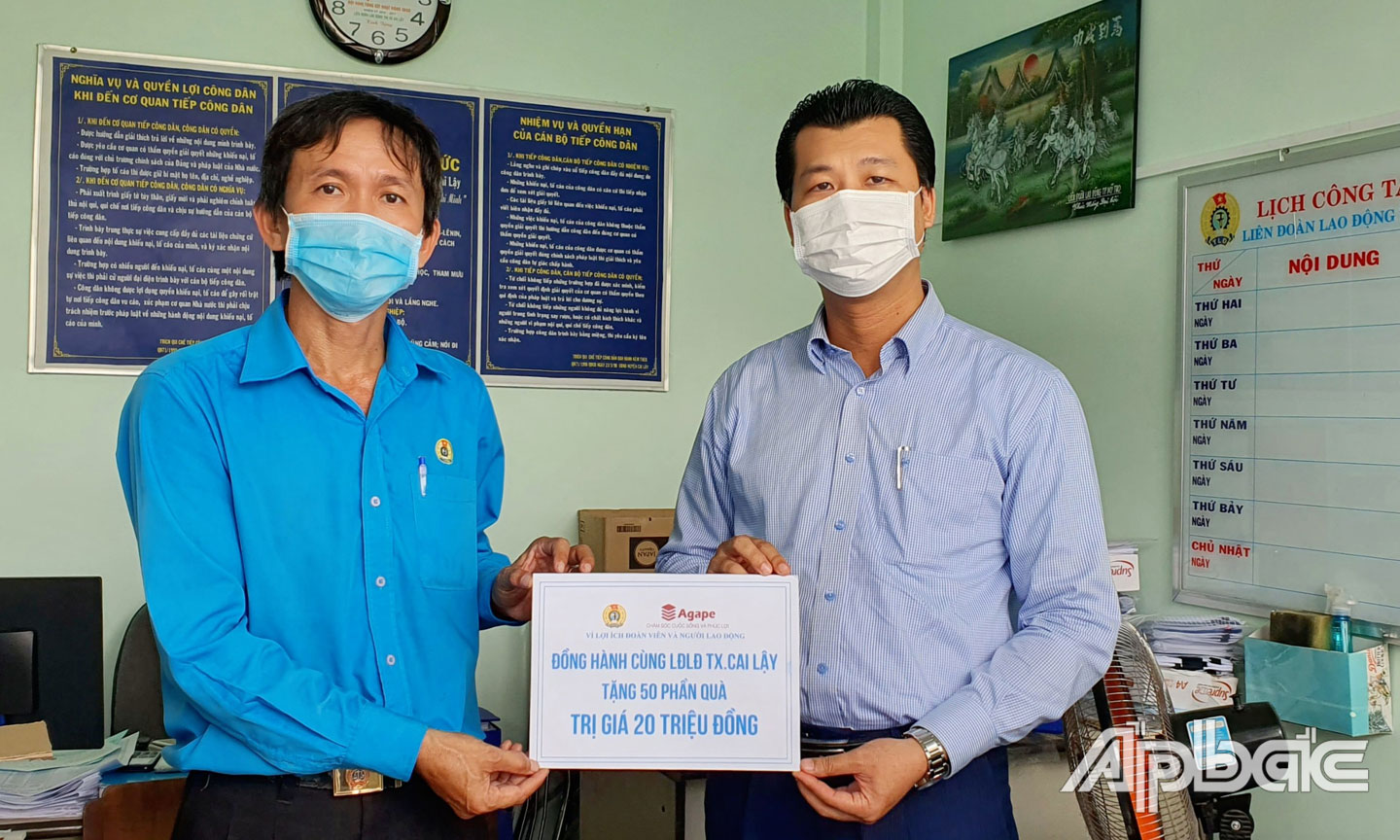 Công ty cổ phần tập đoàn Khải Minh trao Bảng tượng trưng hỗ trợ 50 phần quà cho người lao động trong khu  phong tỏa xã Mỹ Hạnh Đông, TX. Cai Lậy.
