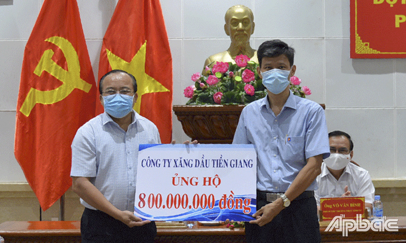 Các tổ chức, đơn vị, doanh nghiệp trao Bảng tượng trưng ủng hộ phòng, chống dịch Covid-19 tại lễ phát động.