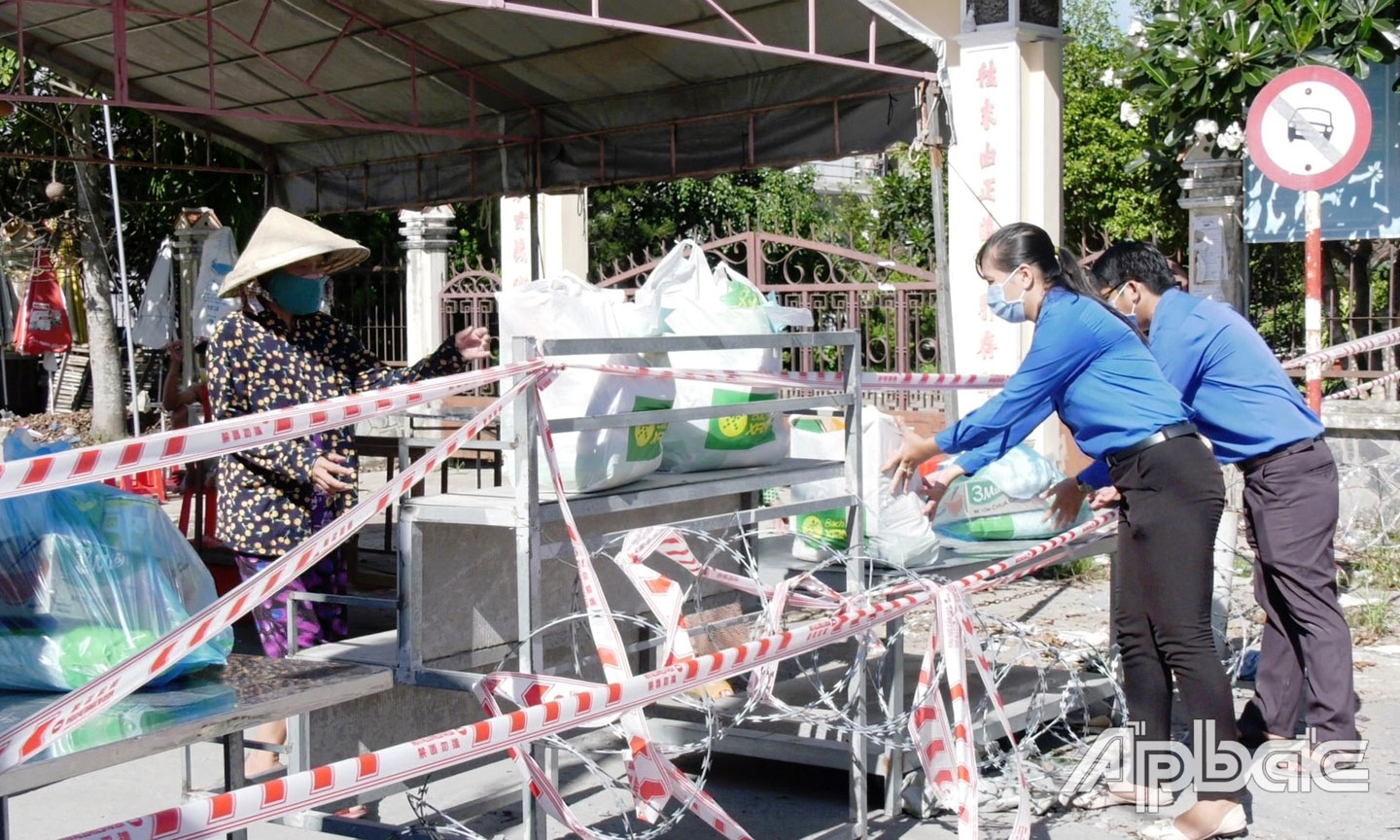 Trao quà cho người dân khu vực phong tỏa. 