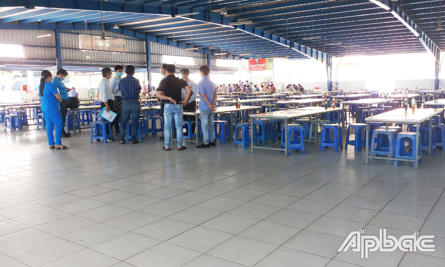 Đoàn kiểm tra huyện kiểm tra ATTP tại nhà ăn công nhân Công ty Count - Vina đóng trên địa bàn huyện vào ngày 1-6-2021.                                                        