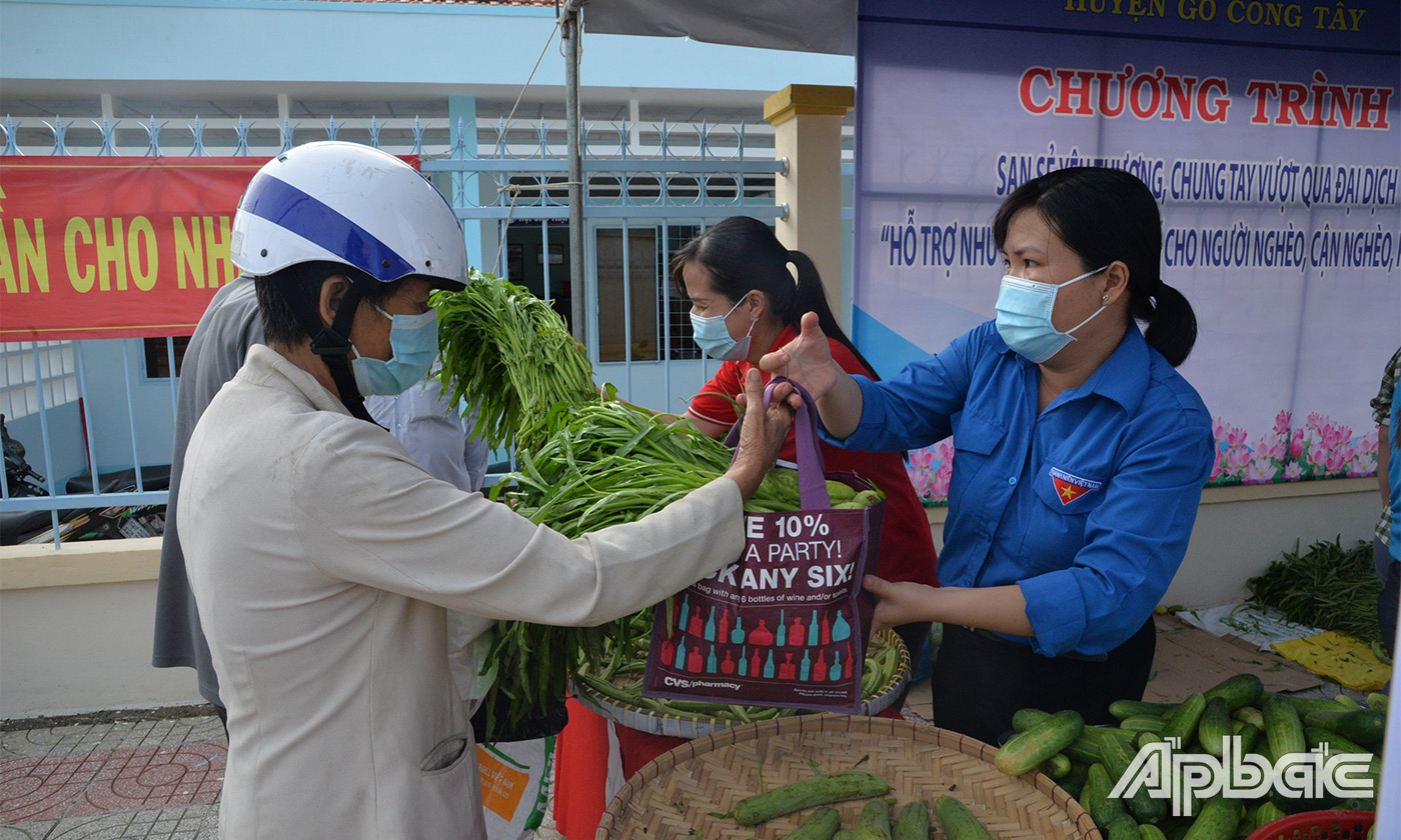 Người dân phấn khởi nhận rau quả
