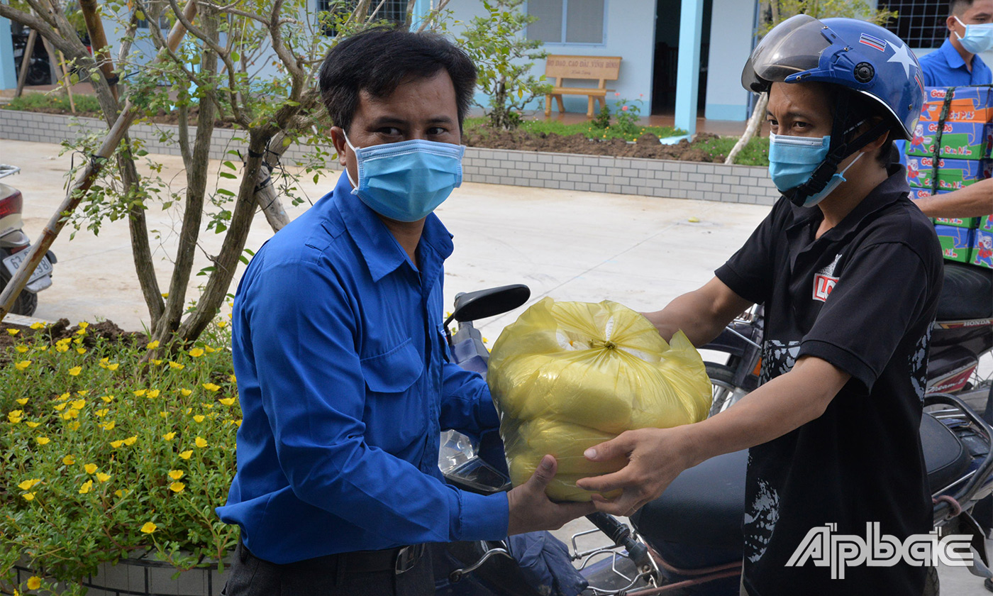Vận chuyển nhu yếu phẩm của các mạnh thường quân hỗ trợ cho gian hàng 0 đồng