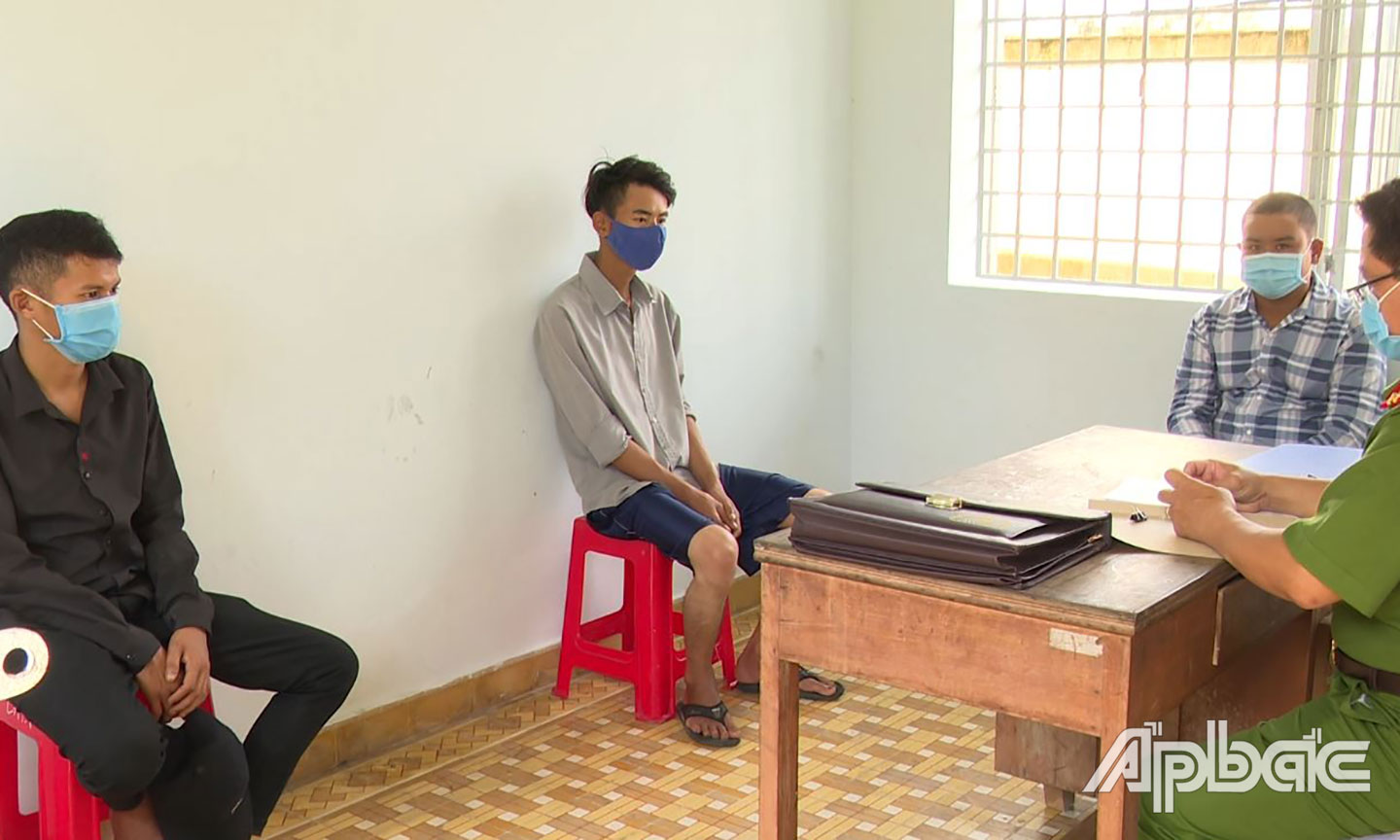 Các đối tượng làm việc tại cơ quan chức năng.