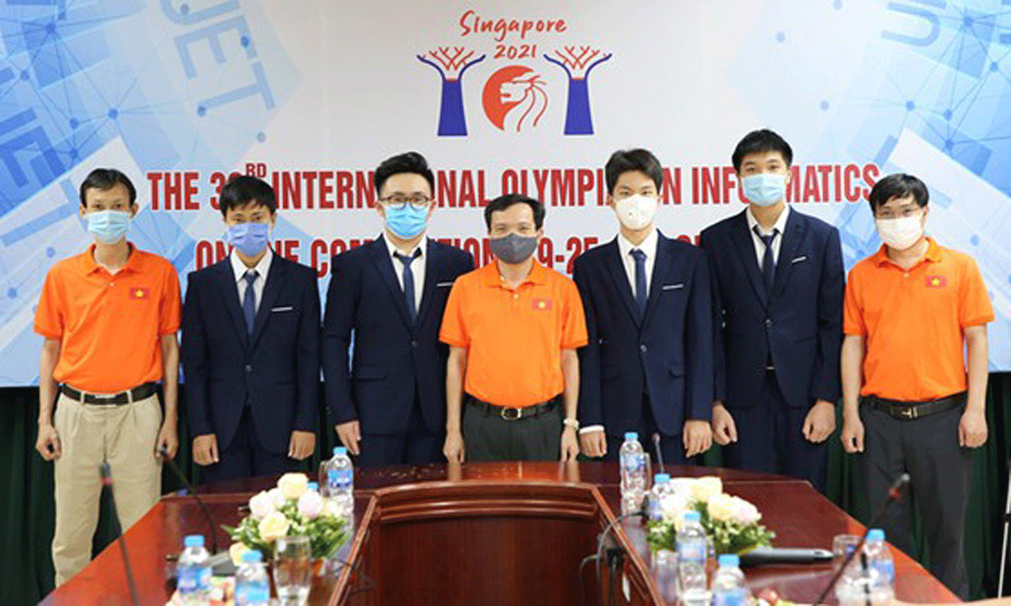 Lãnh đạo Cục Quản lý chất lượng (Bộ GD-ĐT) cùng các học sinh tham dự Olympic Tin học quốc tế. Ảnh: Bộ GD-ĐT 