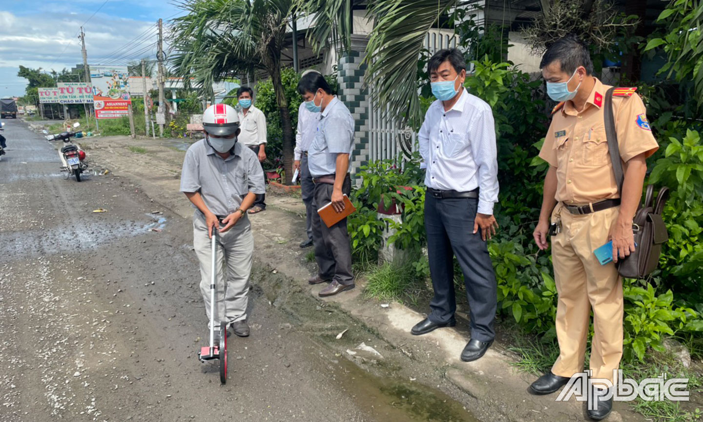 Các ngành  chức năng  khảo sát các điểm tiềm ẩn nguy cơ gây TNGT  trên địa bàn  huyện Châu Thành.