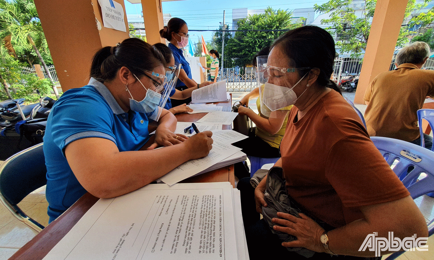 Giáo viên Trường THPT Nguyễn Đình Chiểu đăng ký thông tin trước khi tiêm. 