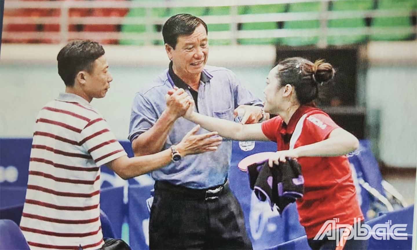 Giám đốc Trung tâm ĐT-HL-TĐ TDTT tỉnh cùng với HLV Đội tuyển Bóng bàn chỉ đạo VĐV thi đấu.