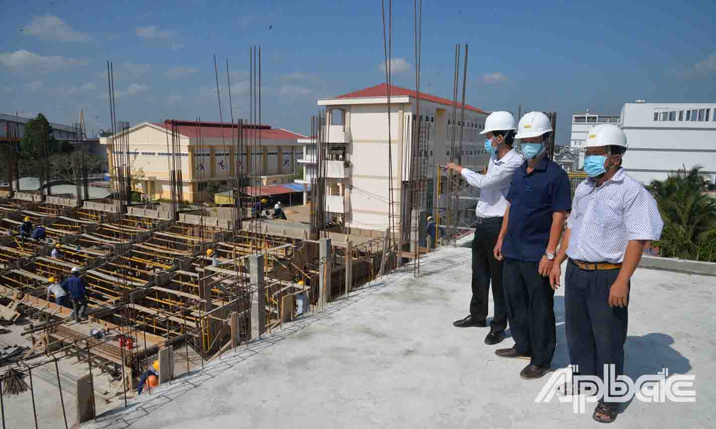 Giám đốc Trung tâm ĐT-HL-TĐ TDTT tỉnh  Trần Phát Tài (ở giữa) khảo sát công trình Dự án Khu thể thao dưới nước tỉnh Tiền Giang.
