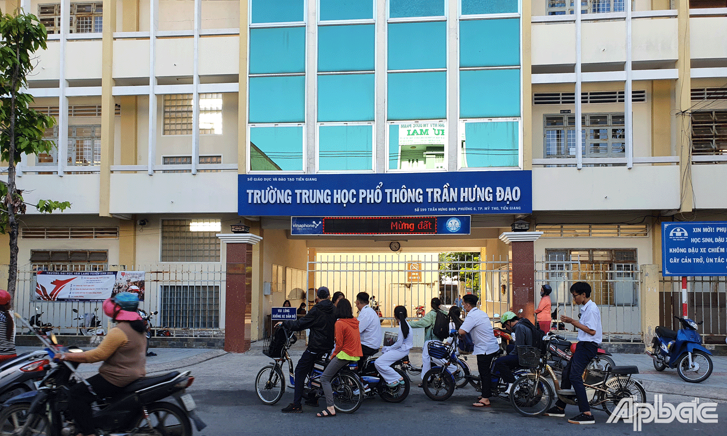 Trường THPT Trần Hưng Đạo, nơi xuất hiện ca nghi nhiễm liên quan đến Hiệu phó trường này đã được phun thuốc sát khuẩn. Ảnh chụp tháng 4-2021. 