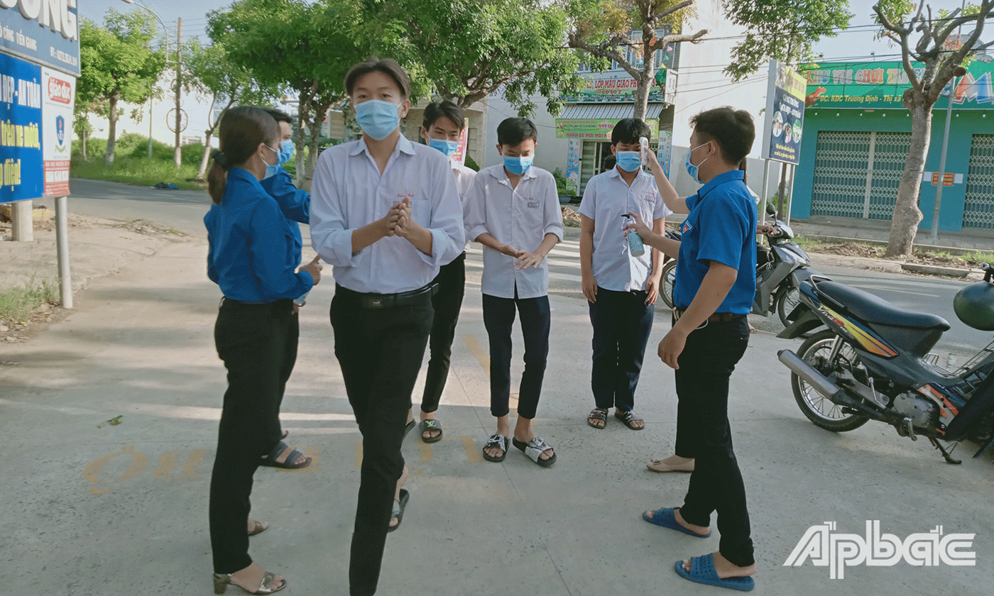 Các Đội Thanh niên tình nguyện tiếp sức mùa thi của Thị đoàn Gò Công kiểm tra thân nhiệt, tiến hành rửa tay sát khuẩn cho thí sinh trước khi vào khi vào phòng thi