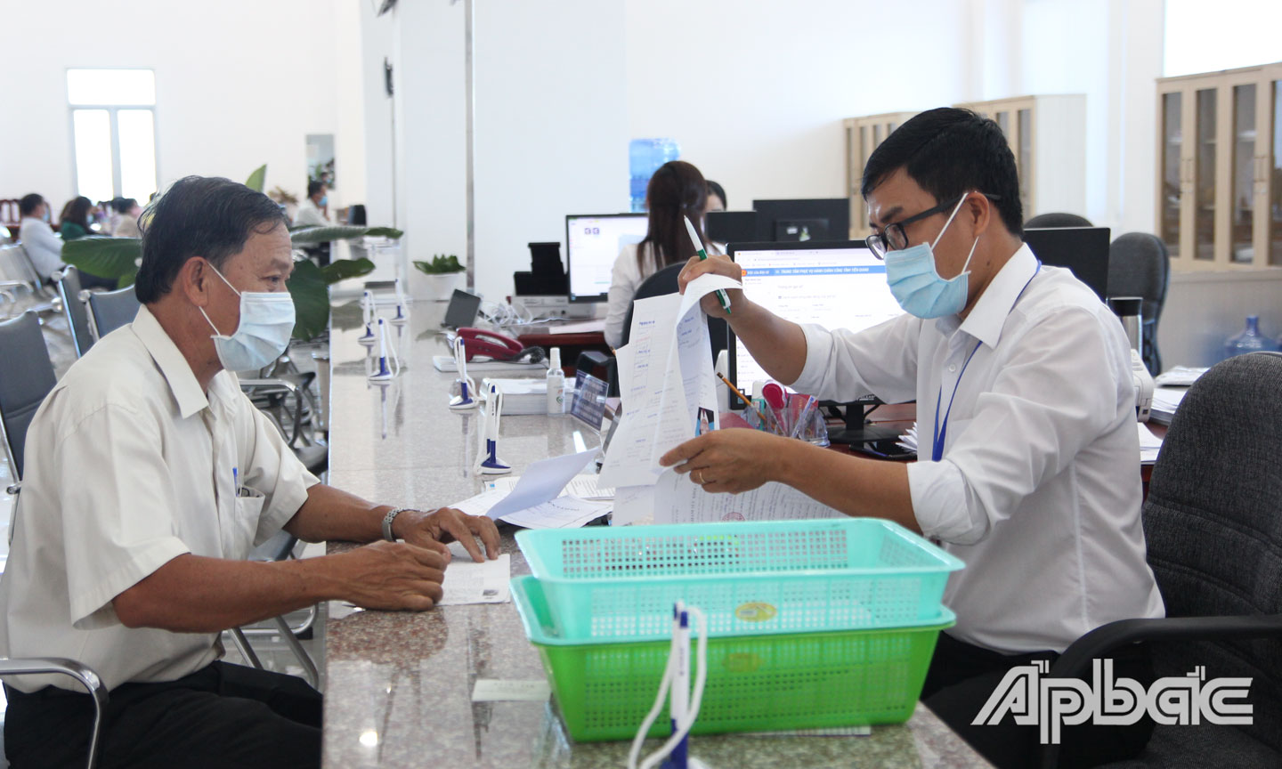ừ ngày 30-6, tạm ngưng tiếp nhận hồ sơ TTHC  trực tiếp tại Trung tâm Phục vụ hành chính công. Ảnh: VĂN THẢO 