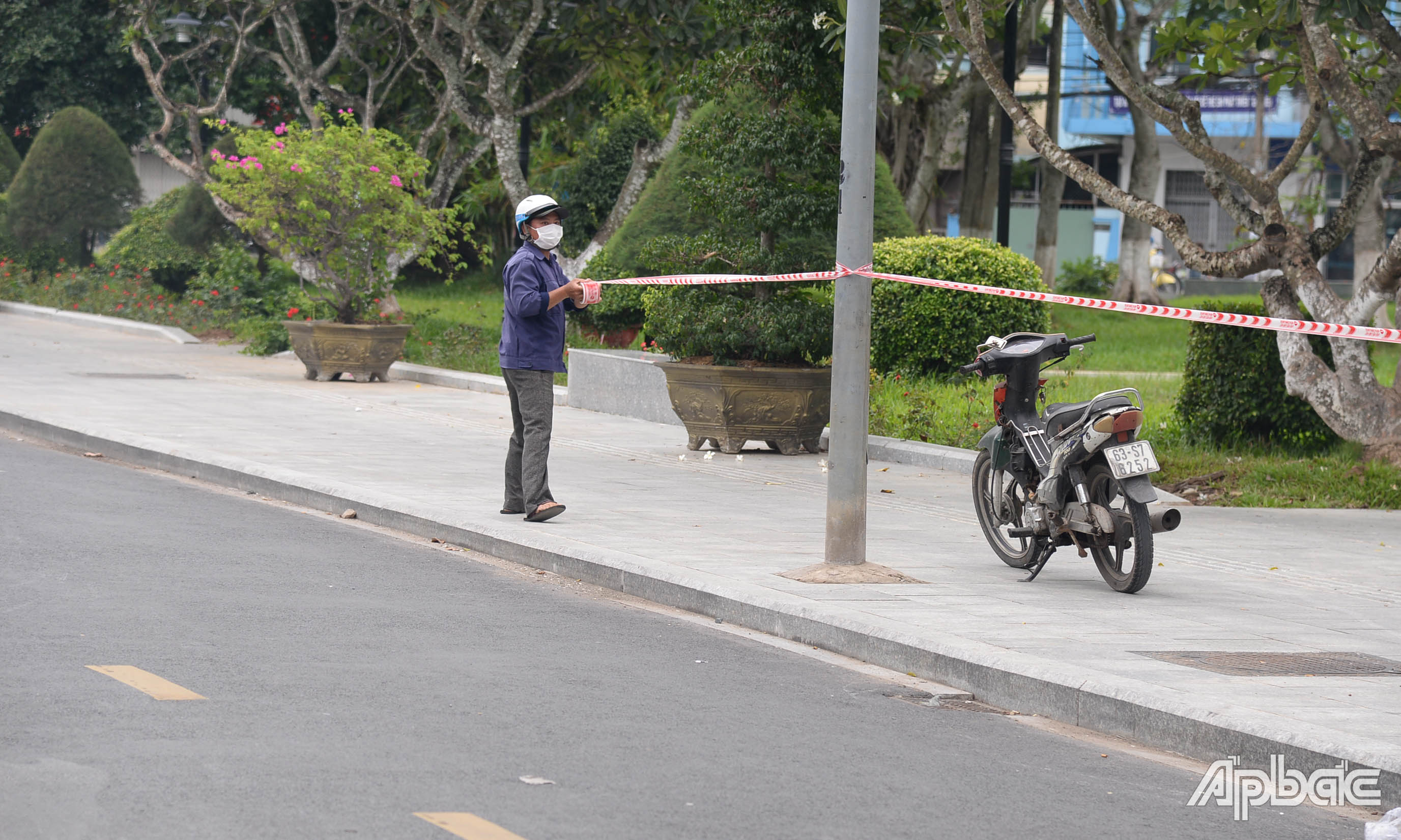 Công viên Tết Mậu Thân được căng dây để tránh người dân tụ tập tại đây.