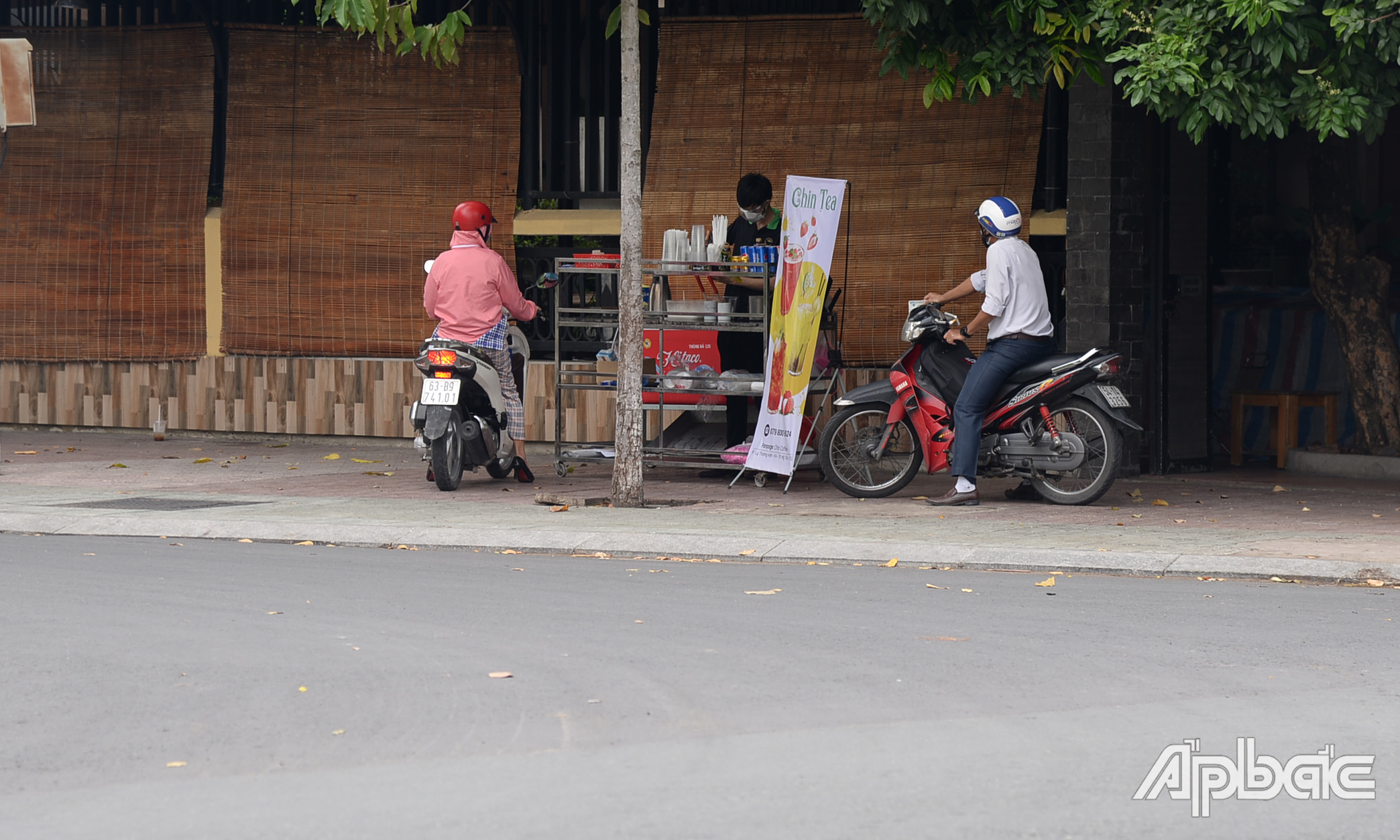Một quán cà phê bán cho khách mang về.