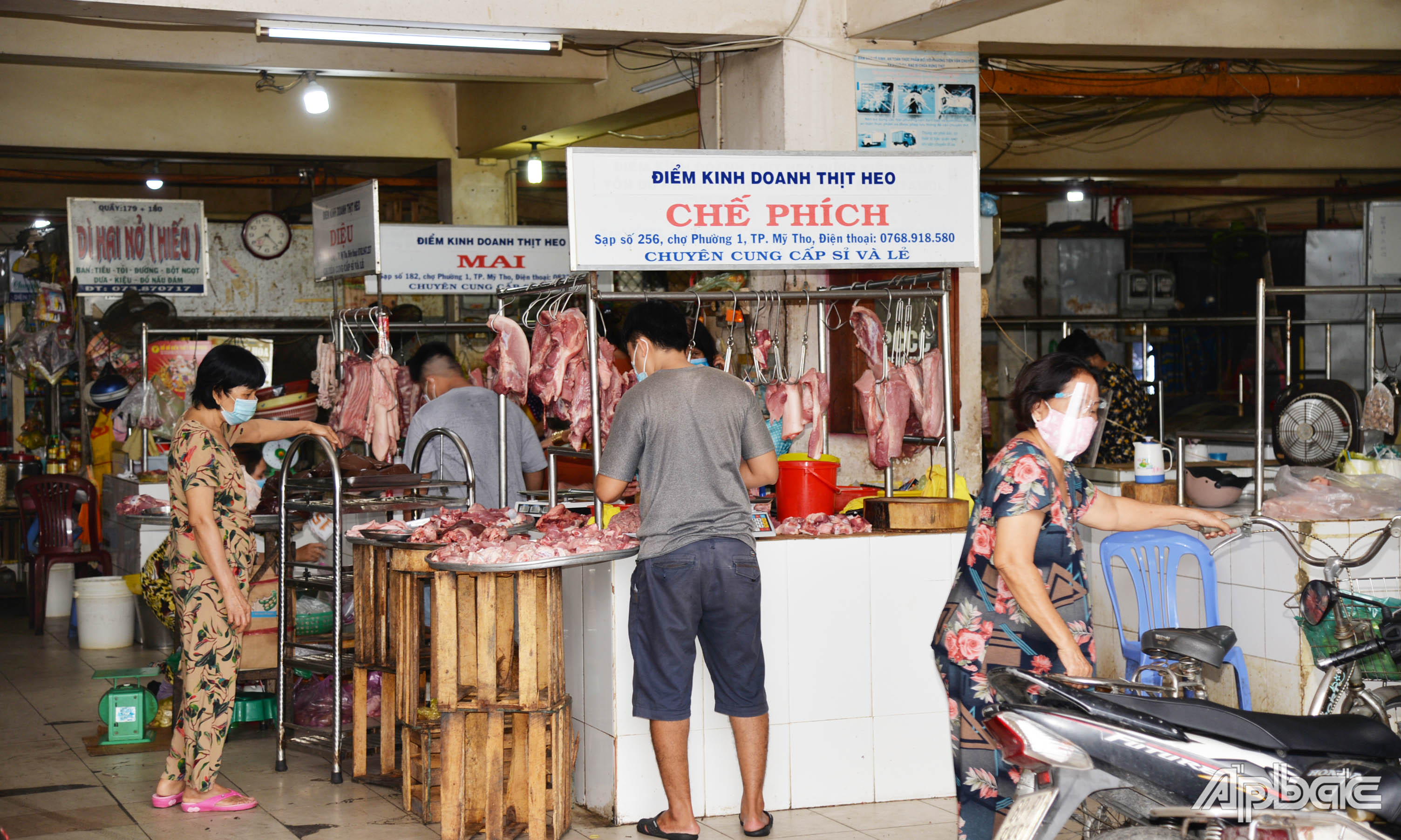 Các tiểu thương chấp hành các quy định về phòng, chống dịch Covid-19.