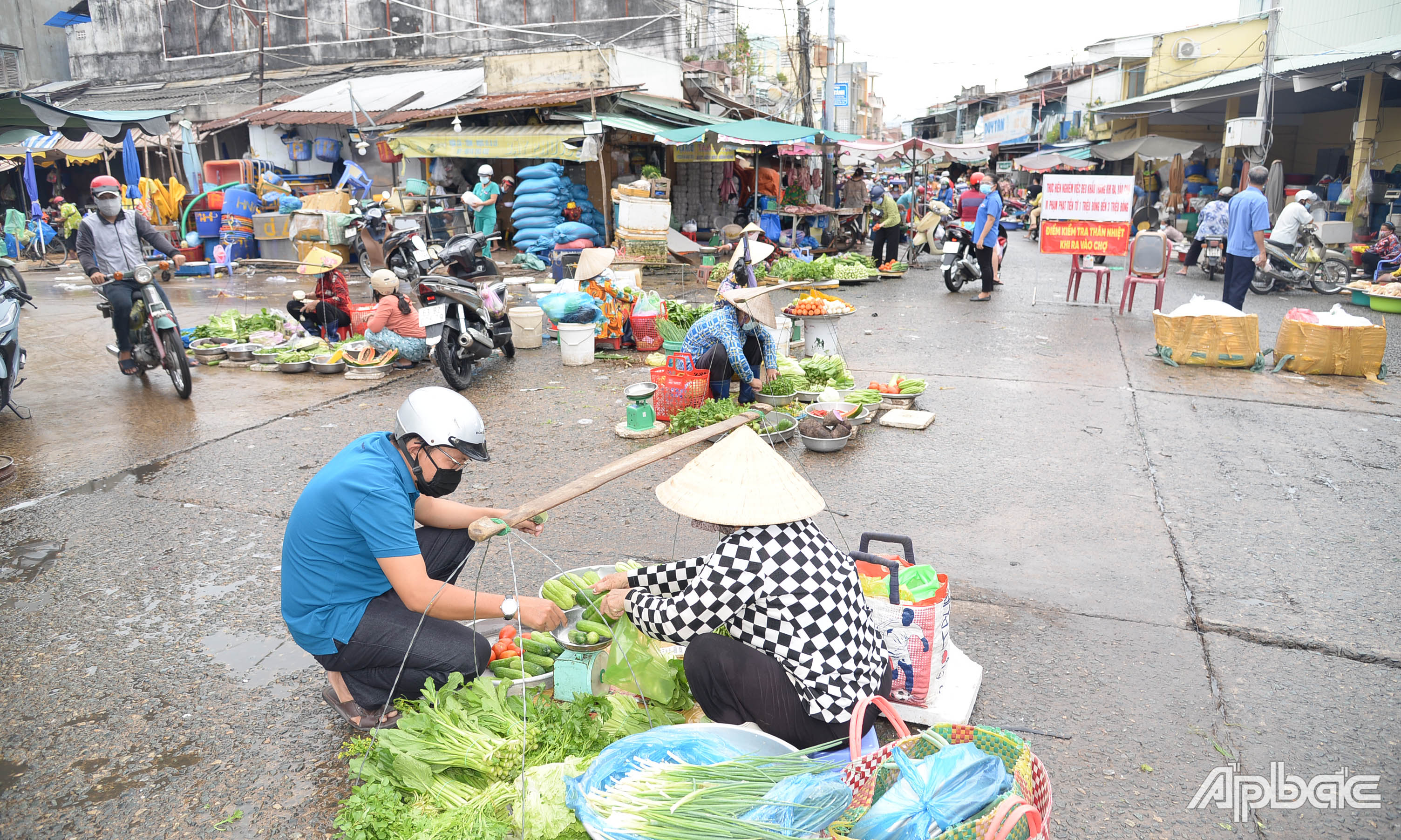 Chợ phường 1, TP. Mỹ Tho vẫn còn đông.
