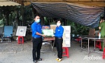 Tặng quà 3 chốt kiểm soát phòng, chống dịch Covid-19