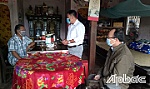 Tặng quà cho gia đình chính sách ở huyện Tân Phước