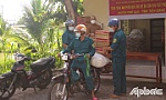 Niệm Phật Đường Liên Hoa trao 400 phần quà cho lực lượng trực chốt kiểm soát