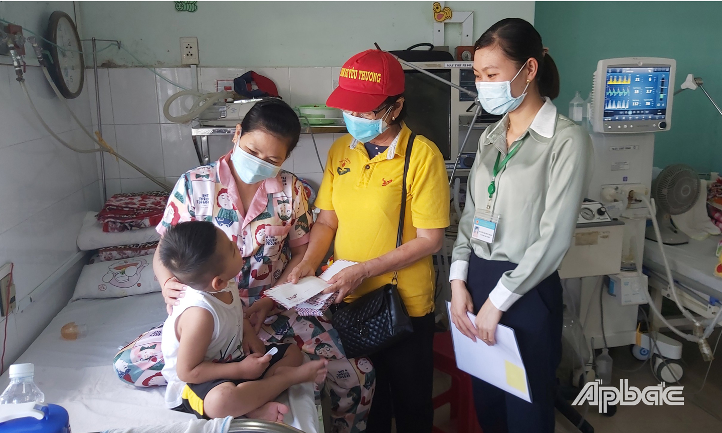 Đại diện nhóm San sẻ yêu thương trao quà cho bệnh nhân nội trú tại bệnh viện