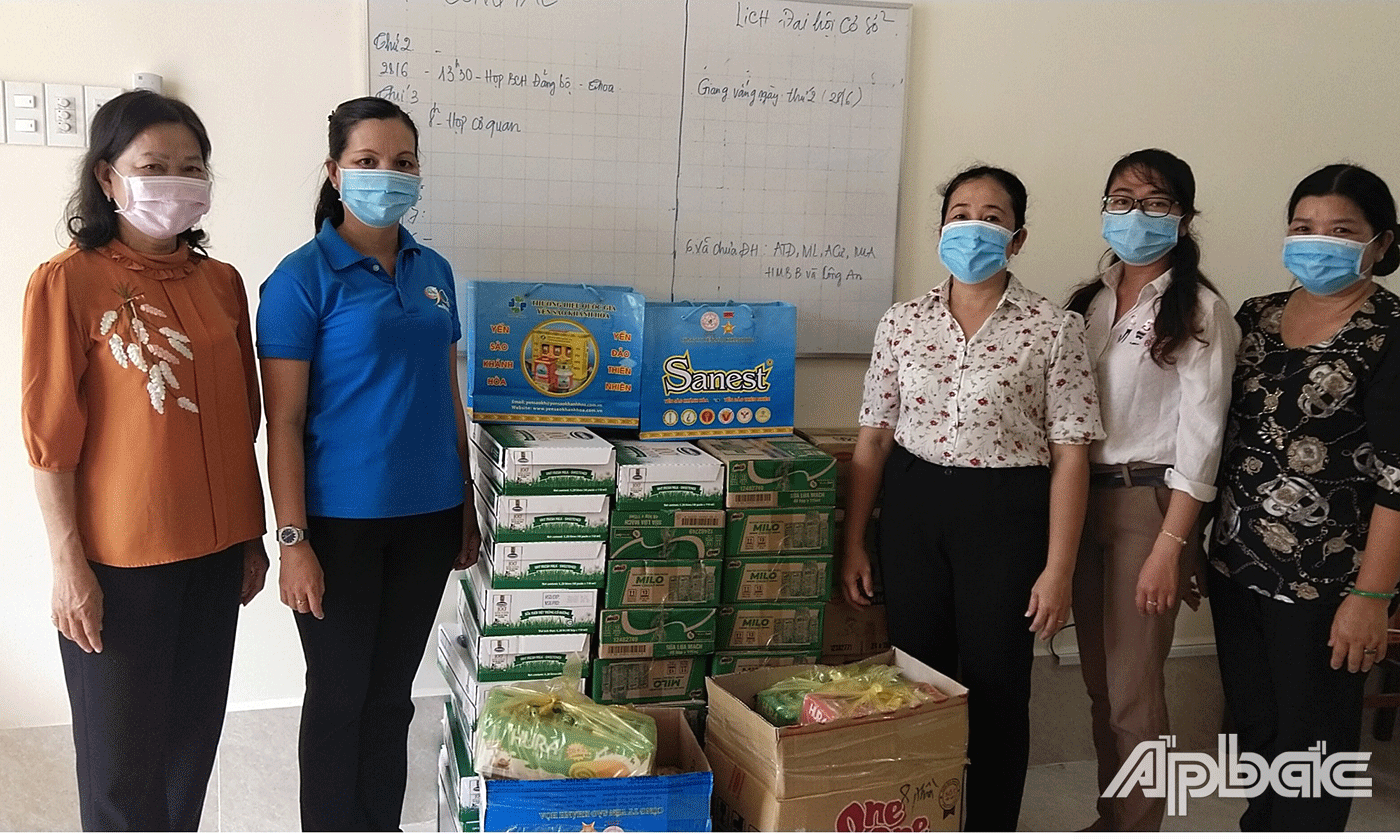 Thông qua Hội LHPN huyện Cái Bè, lãnh đạo Hội LHPN tỉnh trao sữa, nước yến cho trẻ em và phụ nữ trong khu vực cách ly của huyện Cái Bè.