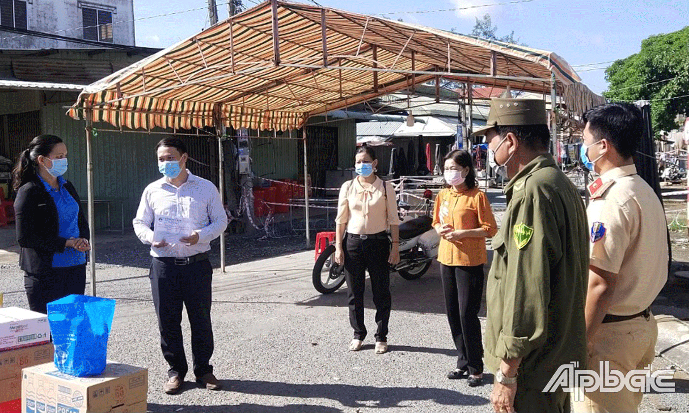 Hội LHPN tỉnh thăm, tặng quà chốt kiểm dịch tại xã Long Trung (huyện Cai Lậy).