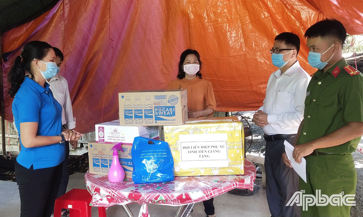 Hội LHPN tỉnh thăm, tặng quà chốt kiểm dịch tại xã Thạnh Lộc (huyện Cai Lậy).