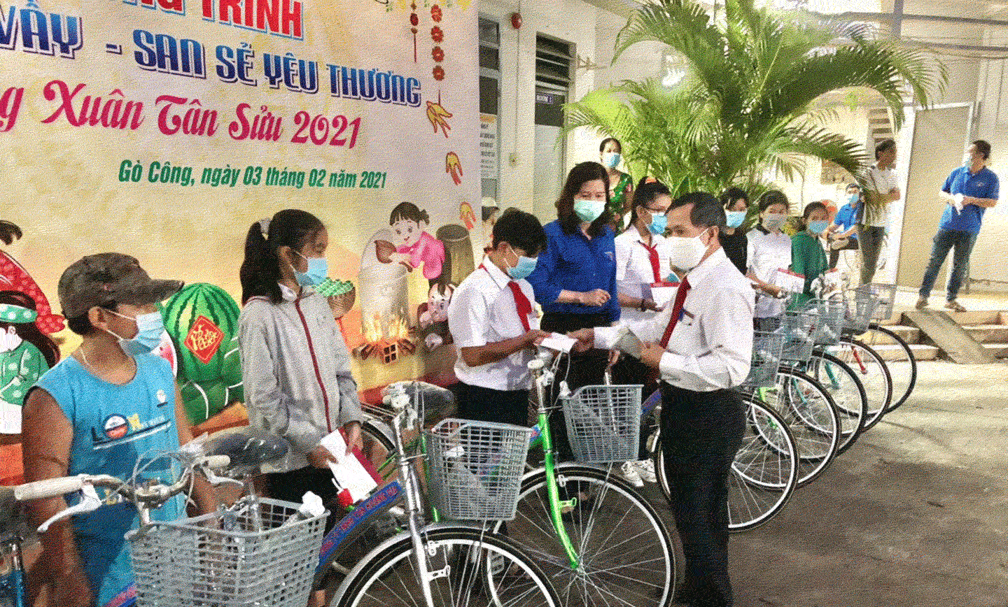 Agribank TX. Gò Công trao học bổng cho học sinh vượt khó, hiếu học.
