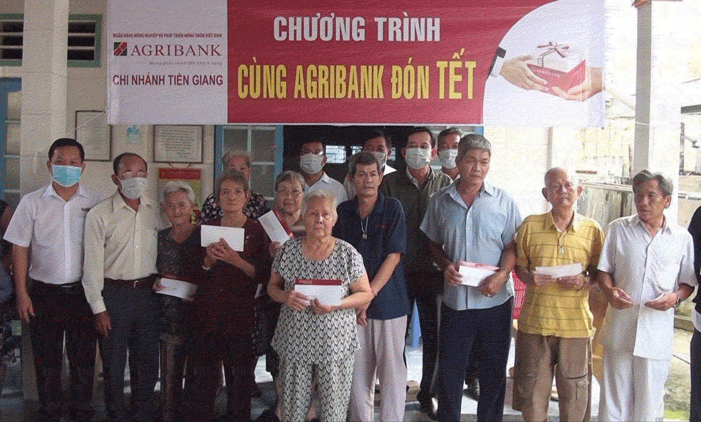 Agribank huyện Gò Công Tây trao quà Tết cho người nghèo.
