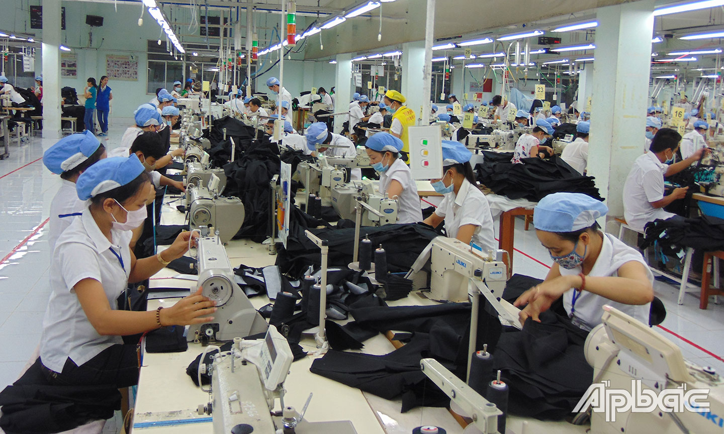 Tỉnh Tiền Giang phấn đấu đến năm 2025, tăng tỷ lệ lao động nữ làm công hưởng lương đạt 50%  (ảnh chụp tại Công ty cổ phần may Việt Tân, trước khi dịch bùng phát).