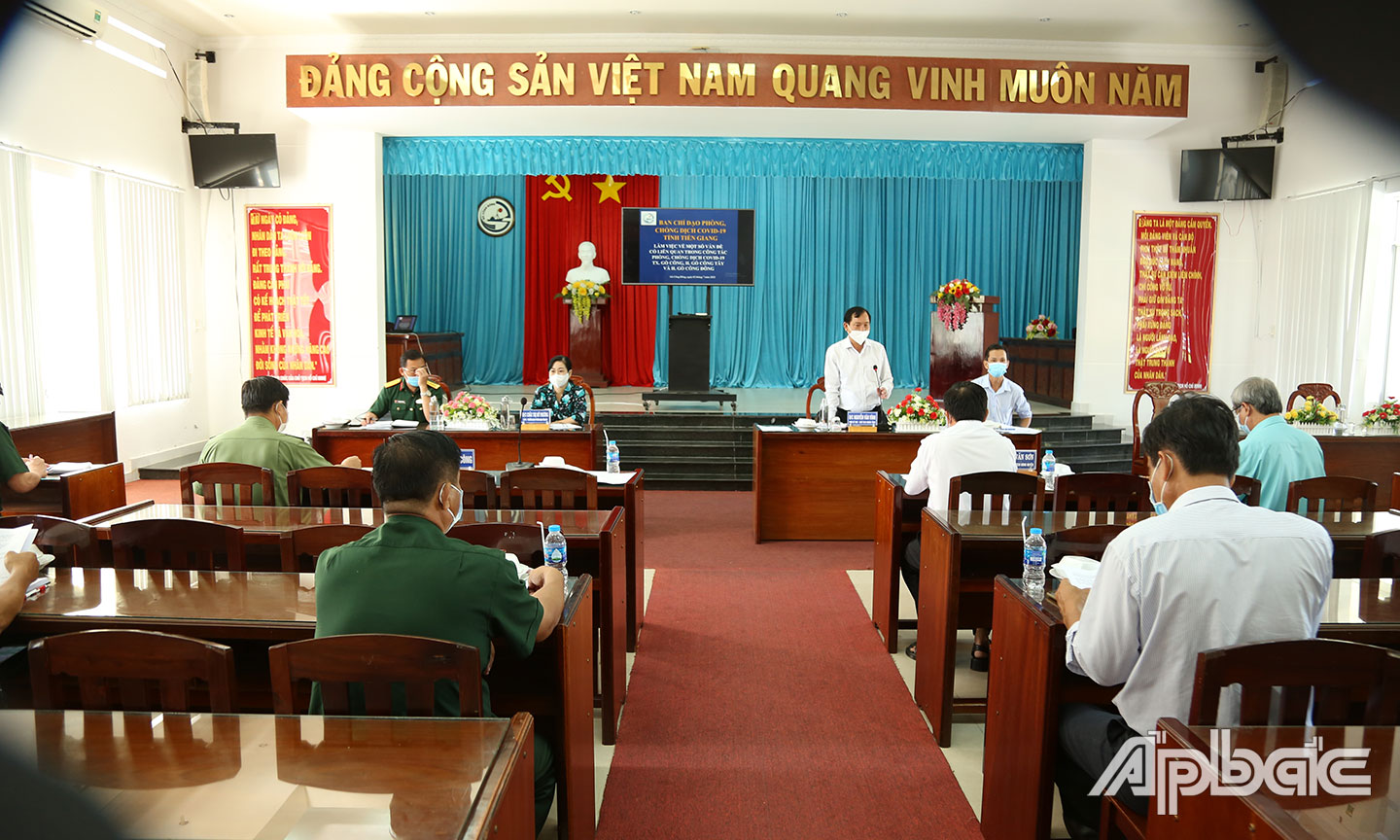 Đồng chí Nguyễn Văn Vĩnh chỉ đạo tại cuộc họp.