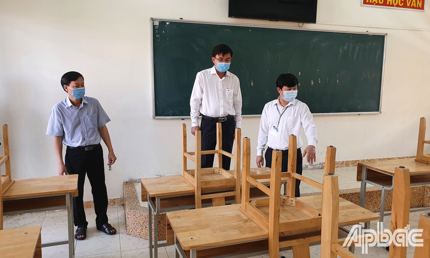 Phó Chủ tịch UBND tỉnh Nguyễn Văn Mười  kiểm tra công tác chuẩn bị thi tại Trường THPT Lê Thanh Hiền, huyện Cái Bè. 
