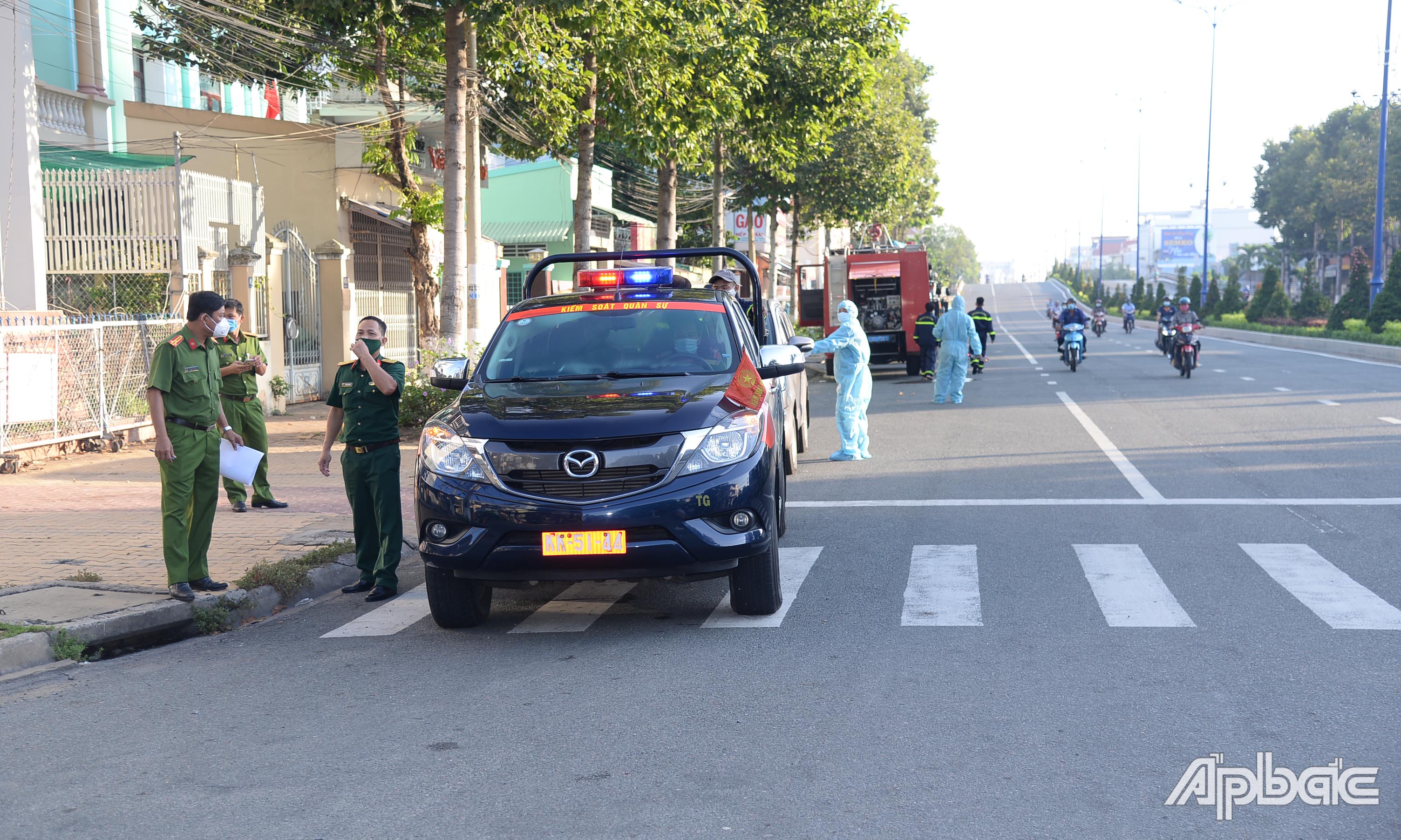Các xe chuyên dụng đang pha thuốc chuẩn bị phun thuốc khử khuẩn.